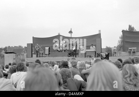 Kleinwanzleben, DDR, Menschen auf ein open-air-Konzert Stockfoto