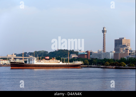 Nippon Yusen gebaut den Hikawa Maru Ozeandampfer in Yamashita-Park in der Nähe der Marine-Turm auf Yokohama Hafen festgemacht. Stockfoto