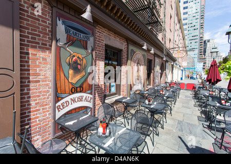 Leere Stühle in der Heartland Brewery, South Street Seaport, Manhattan, NYC Stockfoto