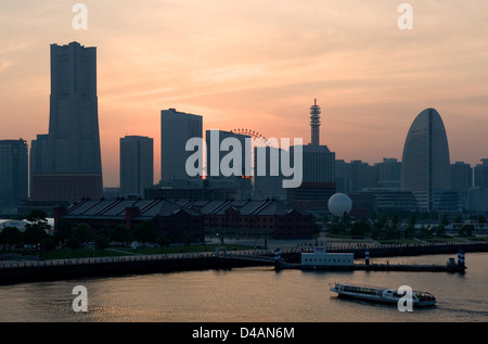 Sonnenuntergang Silhouette Ansicht der Landmark Tower am MM21 (Minato Mirai 21) Waterfront Komplex, Yokohama, Japan. Stockfoto