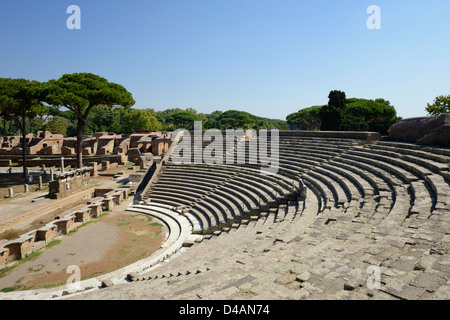 Römisches Theater in antiken römischen Stadt Ostia Antica in der Nähe von Rom, Italien Stockfoto