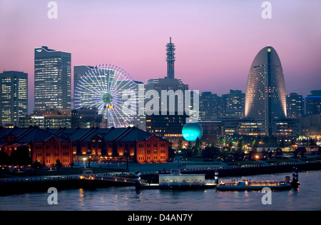 Am frühen Abend Ansicht der Landmark Tower am MM21 (Minato Mirai 21) Waterfront Komplex, Yokohama, Japan. Stockfoto