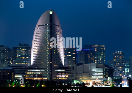 Twilight-Blick auf das segelförmige Pan Pacific Yokohama Bay Hotel Tokyu in der MM21 (Minato Mirai 21) Waterfront Komplex, Yokohama Stockfoto