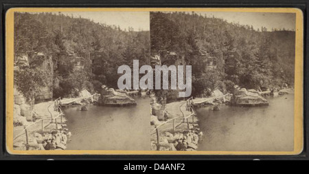 Ein Foto aus dem späten 19. Jahrhundert vom Ufer des Mohonk Lake in New York. Das Bild zeigt die natürliche Landschaft und die friedliche Landschaft rund um den See, ein beliebtes Ziel für Outdoor-Enthusiasten während dieser Zeit. Stockfoto