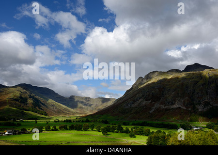 Nordwestgrat und Langdale Pikes, Oxendale, Great Langdale Tal, The Lake District, Cumbria, England, UK, 36MPX, Hi-Res Stockfoto