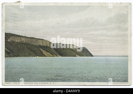 Dieses 1909 aufgenommene Bild zeigt die markanten Palisaden entlang des Hudson River und fängt die natürliche Schönheit der Uferlinie in New York und New Jersey ein. Stockfoto
