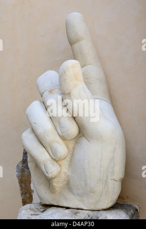 Hand von einem riesigen Statue von Konstantin im Kapitolinischen Museum in Rom, Italien Stockfoto