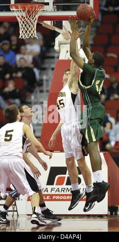 9. März 2013 - Des Moines, Iowa, USA - Bettendorf Kris Klabunde versucht einen Schuss von Wests Chike Ukah während Bettendorf Vs blockieren Iowa City West 4A Meisterschaft Sammelklage von Iowa jungen High-School-Basketball-Meisterschaften Samstag, 9. März 2013, in der Wells Fargo Arena in Des Moines gespielt. Tim Hynds/Lee-News-Service (Kredit-Bild: © Tim Hynds, Sioux City Journal/Quad-Stadt Times/ZUMAPRESS.com) Stockfoto