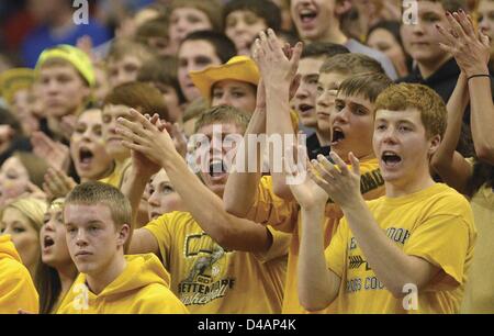 9. März 2013 Jubel - Des Moines, Iowa, USA - The Bettendorf Student Abschnitt während Bettendorf Vs Iowa City West 4A Meisterschaft Sammelklage von Iowa jungen High-School-Basketball-Meisterschaften Samstag, 9. März 2013, in der Wells Fargo Arena in Des Moines gespielt. Tim Hynds/Lee-News-Service (Kredit-Bild: © Tim Hynds, Sioux City Journal/Quad-Stadt Times/ZUMAPRESS.com) Stockfoto