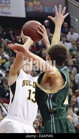 9. März 2013 - Des Moines, Iowa, USA - Bettendorf Cole Clearman setzt sich einen Schuss über Wests Wyatt Lohaus während Bettendorf Vs Iowa City West 4A Meisterschaft Sammelklage von Iowa jungen High-School-Basketball-Meisterschaften Samstag, 9. März 2013, in der Wells Fargo Arena in Des Moines gespielt. Tim Hynds/Lee-News-Service (Kredit-Bild: © Tim Hynds, Sioux City Journal/Quad-Stadt Times/ZUMAPRESS.com) Stockfoto