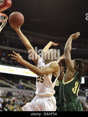 9. März 2013 - Des Moines, Iowa, USA - Bettendorf Kendall Buchsen nimmt ein Schuss während Bettendorf Vs Iowa City West 4A Meisterschaft Sammelklage von Iowa jungen High-School-Basketball-Meisterschaften Samstag, 9. März 2013, in der Wells Fargo Arena in Des Moines gespielt. Tim Hynds/Lee-News-Service (Kredit-Bild: © Tim Hynds, Sioux City Journal/Quad-Stadt Times/ZUMAPRESS.com) Stockfoto