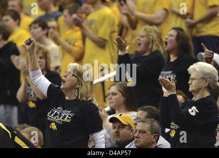 9. März 2013 jubeln - Des Moines, Iowa, USA - Bettendorf Fans während Bettendorf Vs Iowa City West 4A Meisterschaft Sammelklage von Iowa jungen High-School-Basketball-Meisterschaften Samstag, 9. März 2013, in der Wells Fargo Arena in Des Moines gespielt. Tim Hynds/Lee-News-Service (Kredit-Bild: © Tim Hynds, Sioux City Journal/Quad-Stadt Times/ZUMAPRESS.com) Stockfoto