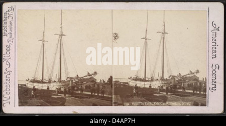 Ein Schiff, das durch eine Schleuse am Erie Canal in Buffalo, New York, fährt, aufgenommen auf einem Foto aus dem Jahr 1882 aus der New York Public Library. Das Bild zeigt die technische Leistung des Kanalsystems. Stockfoto