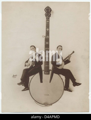 Dieses Foto zeigt Banjospieler und zeigt die Verwendung von 5-saitigen Banjos bei musikalischen Aufführungen. Das Bild zeigt Musikinstrumente in einem historischen Kontext und spiegelt die Musikkultur der Zeit wider. Stockfoto