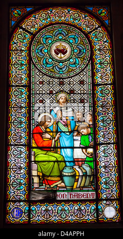 Glasmalerei-Fenster Jesus Mary drehen Wasser in Wein in Kana Kloster von Montserrat, Katalonien Spanien Stockfoto