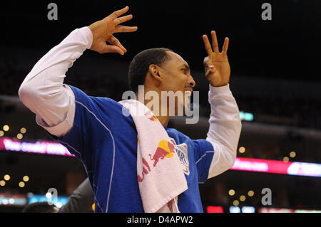 Los Angeles, Kalifornien, USA. 10. März 2013. Clippers Zentrum Ryan Hollins (15) feiert von der Bank nach ein Mitspieler machen einen 3-Punkt-Korb während der NBA Spiel zwischen den Los Angeles Clippers und die Detroit Pistons im Staples Center in Los Angeles, CA. David Hood/CSM/Alamy Live News Stockfoto