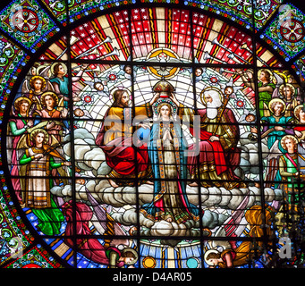 Glasmalerei Jesus Krönung Maria Engel Gott Rose Fenster Basilika Kloster Monestir de Montserrat, Katalonien Spanien Stockfoto