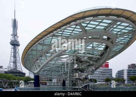 "Wasser Raumschiff" Aqua erhöhte ovalen Teich im Oasis 21 Handel und Transport Komplex neben Turm Nagoya Sakae, Nagoya Stockfoto