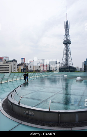 "Wasser Raumschiff" Aqua erhöhte ovalen Teich im Oasis 21 Handel und Transport Komplex neben Turm Nagoya Sakae, Nagoya Stockfoto