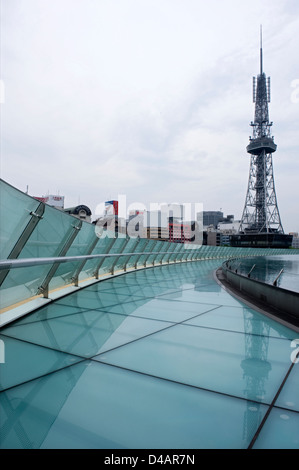 "Wasser Raumschiff" Aqua erhöhte ovalen Teich im Oasis 21 Handel und Transport Komplex neben Turm Nagoya Sakae, Nagoya Stockfoto