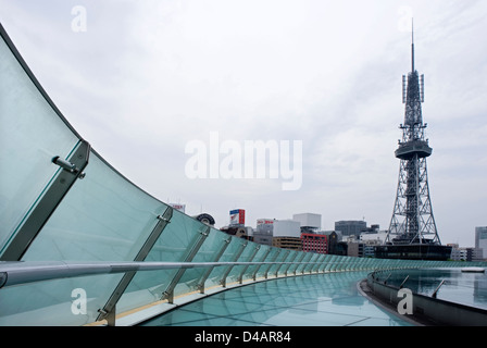 "Wasser Raumschiff" Aqua erhöhte ovalen Teich im Oasis 21 Handel und Transport Komplex neben Turm Nagoya Sakae, Nagoya Stockfoto