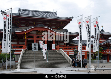 Banner zu flankieren Haupttreppe zu buddhistischen Shingon-Sekte Osu Kannon Tempel in Naka Ward der Stadt Nagoya, Aichi, Japan. Stockfoto