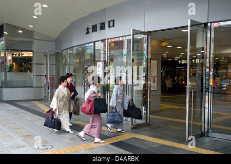 Ältere Frauen tragen traditionelle Kimono in einem Einkaufszentrum am Bahnhof Nagoya, Japan Stockfoto