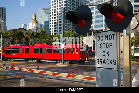 Downtown-Szene am Bahnübergang rote Straßenbahn Signal Abblendlicht mit Gebäuden im Hintergrund Stockfoto