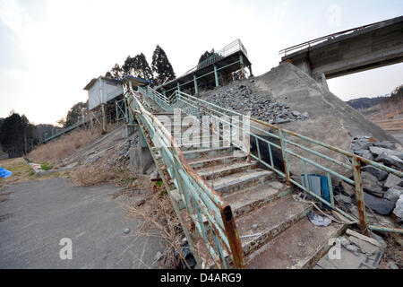 8. März 2013, Minami Sanriku, Japan - ist die Shimizuhama-Station des lokalen Kesennuma-Linie nichts anderes als Ruinen von Beton und Stahl Struktur in Minami Sanriku Township, Präfektur Miyagi, am 8. März. Die Gemeinde entlang der Pazifikküste ist einer der am schlimmsten betroffenen Gebiete als Magnitude 9,0 Erdbeben und anschließenden Tsunami schlug der Nation Nordosten verlassen mehr als 15.000 Menschen Tote und außergewöhnlichen breitere Schwaden der Küstenstädte und Dörfer vor zwei Jahren am 11. März.  (Foto von Natsuki Sakai/AFLO) Stockfoto