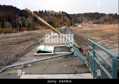 8. März 2013, Minami Sanriku, Japan - ist die Shimizuhama-Station des lokalen Kesennuma-Linie nichts anderes als Ruinen von Beton und Stahl Struktur in Minami Sanriku Township, Präfektur Miyagi, am 8. März. Die Gemeinde entlang der Pazifikküste ist einer der am schlimmsten betroffenen Gebiete als Magnitude 9,0 Erdbeben und anschließenden Tsunami schlug der Nation Nordosten verlassen mehr als 15.000 Menschen Tote und außergewöhnlichen breitere Schwaden der Küstenstädte und Dörfer vor zwei Jahren am 11. März.  (Foto von Natsuki Sakai/AFLO) Stockfoto