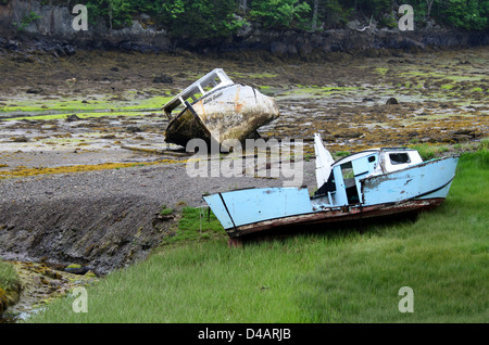 Zwei verlassene Boote liegen von der ausgehende Flut Campobello Insel, New Brunswick gestrandeter. Stockfoto