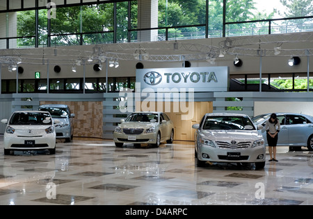 Potenzielle Käufer schauen Sie über die neuesten Modell Toyota Automobile auf dem Display im Showroom an Toyota Kaikan Visitor Center, Nagoya Stockfoto