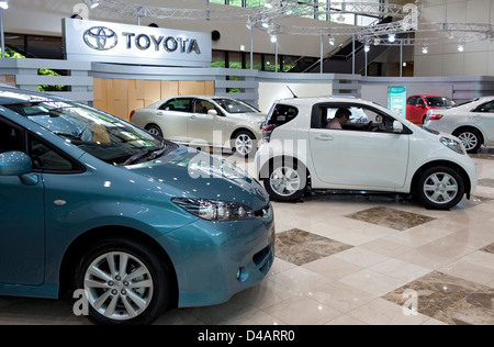 Potenzielle Käufer schauen Sie über die neuesten Modell Toyota Automobile auf dem Display im Showroom an Toyota Kaikan Visitor Center, Nagoya Stockfoto