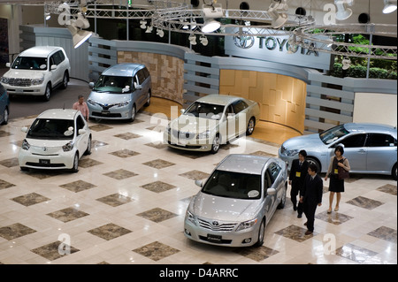 Potenzielle Käufer schauen Sie über die neuesten Modell Toyota Automobile auf dem Display im Showroom an Toyota Kaikan Visitor Center, Nagoya Stockfoto