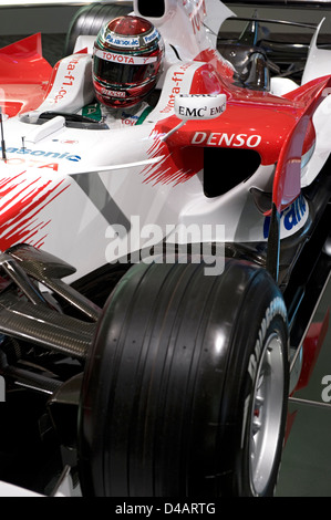 Ein Toyota Formel 1-Rennwagen auf dem Display an das Toyota Kaikan Visitor Center in Toyota City, Präfektur Aichi. Stockfoto