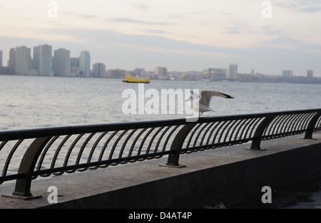 Den Hudson River und Jersey City von Battery Park City gesehen. 10. März 2013 Stockfoto