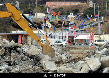 8. März 2013, Minami Sanriku, Japan - Ebenen ein Bagger den Boden vor einem temporären Einkaufszentrum von diesem Meer Dorf Utatsu, Miyagi Präfektur am 8. März. Die Gemeinschaft befindet sich tief im Inneren einer Flussmündung an den Pazifischen Ozean wurde zerstört, wenn die Magnitude 9,0 Erdbeben und dem anschließenden Berge von Tsunami schlug der Nation Nordosten verlassen mehr als 15.000 Menschen Tote und außergewöhnlichen breitere Schwaden der Küstenstädte und Dörfer vor zwei Jahren am 11. März.  (Foto von Natsuki Sakai/AFLO) Stockfoto