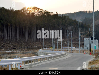 8. März 2013, Minami Sanriku, Japan - ist eine neue Straße gebaut, aber kein Verkehr in der Nähe von diesem Meer Dorf Utatsu, Miyagi Präfektur am 8. März. Die Gemeinschaft befindet sich tief im Inneren einer Flussmündung an den Pazifischen Ozean wurde zerstört, wenn die Magnitude 9,0 Erdbeben und dem anschließenden Berge von Tsunami schlug der Nation Nordosten verlassen mehr als 15.000 Menschen Tote und außergewöhnlichen breitere Schwaden der Küstenstädte und Dörfer vor zwei Jahren am 11. März.  (Foto von Natsuki Sakai/AFLO) Stockfoto