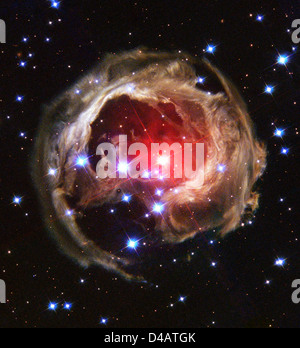 Die Licht-Echo-Galaxie, die vom Hubble-Weltraumteleskop beobachtet wird, erfasst eine Explosion des Lichts eines entfernten Sterns. Das Phänomen, das als Lichtecho bekannt ist, bietet Einblicke in den Lebenszyklus des Sterns und die Entwicklung des Sterns. Stockfoto