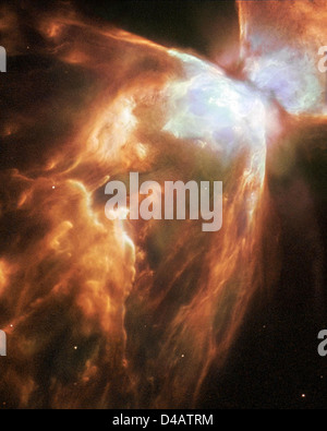 Der Bug Nebula (NGC 6302) wird von einem sterbenden Stern gebildet, der von einem Halos aus ionisiertem Gas und Staub umgeben ist. Dieser Nebel, der vom Goddard Space Flight Center der NASA erfasst wurde, zeigt die stellare Evolution im Kosmos. Stockfoto