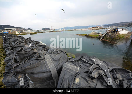 8. März 2013, Minami Sanriku, Japan - ist ein Teil eines versunkenen Schiffes sichtbar über dem Wasser im Hafen von diesem Meer Dorf von Rikuzen-Tokura, Miyagi Präfektur am 8. März. Die Gemeinschaft befindet sich tief im Inneren einer Flussmündung an den Pazifischen Ozean wurde zerstört, wenn die Magnitude 9,0 Erdbeben und dem anschließenden Berge von Tsunami schlug der Nation Nordosten verlassen mehr als 15.000 Menschen Tote und außergewöhnlichen breitere Schwaden der Küstenstädte und Dörfer vor zwei Jahren am 11. März.  (Foto von Natsuki Sakai/AFLO) Stockfoto