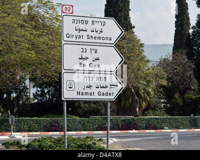 Ein Schild an der Kreuzung Zemach südlich vom See Genezareth, zeigt die Richtung der Straße 92 führenden Nord-Ost in Richtung Qiryat Shemona, En Gev, Hamat Gader und die Golan-Höhen. Zemach Junction, Israel. 10. März 2013.   Eine syrische Festung auf der Süd-westlichen Golan-Höhen, die dazu dienten, Raketen und Flugkörper Feuer auf israelische Siedlungen an den Ufern des See Genezareth bis 1967 starten, wandelt sich in Frieden Vista Observatory, östlich von See Genezareth. Stockfoto