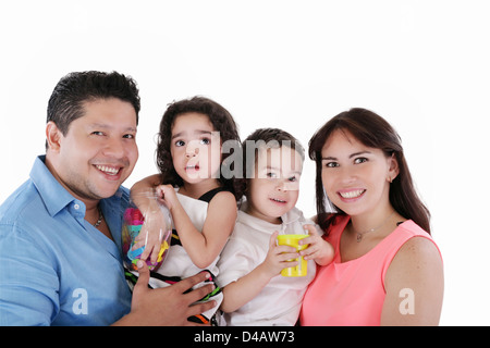 Porträt der jungen Paare, die Spaß mit ihrer Tochter und Sohn. Isoliert auf weißem Hintergrund. Stockfoto