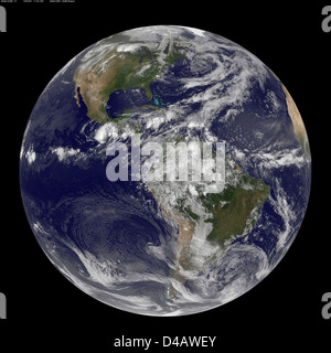 Der GOES-13-Satellit der NASA hat am 28. Mai 2010 ein vollständiges Festplattenbild der Erde aufgenommen, das die Atmosphäre, die Wolkenbedeckung und die Wettermuster des Planeten, die Unterstützung von Klima, Umweltüberwachung, und Satellitenbeobachtungsstudien. Stockfoto