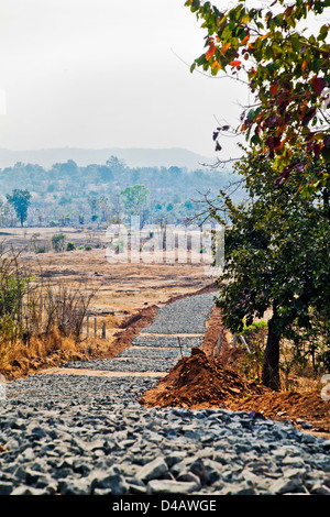 Neue Straßenbau in der ländlichen Gegend von Maharashtra, Indien Stockfoto