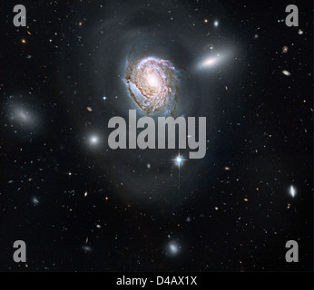 Das Hubble-Weltraumteleskop erfasst ein Bild einer Spiralgalaxie NGC 4911, die sich im Koma-Sternhaufen befindet. Stockfoto