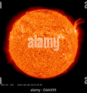 Am 8. September 2010 brach eine Sonnenfackel der C3-Klasse aus, die in einer vollständigen Scheibenansicht der Sonne aufgenommen wurde. Dieses Ereignis ist für die Beobachtung und das Verständnis der solaren Aktivität von Bedeutung. Stockfoto
