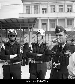 Mitglieder der US-Armee, zu der Joint Security Area gehören. Im Hintergrund die "Panmun-Gak" Gebäude auf nordkoreanischer Seite Baujahr 1969. Bild aufgenommen am 3. November 1971. Panmunjon ist ein militärisches Sperrgebiet in der entmilitarisierten Zone zwischen Nord- und Südkorea. Nach dem Waffenstillstand Ausschuss Gespräche des Roten Kreuzes in Panmunjon im Herbst 1971 statt Gespräche zwischen Nord- und Südkorea dort auch. Vor allem organisierte Familientreffen und Familienfeiern sind ein zentrales Thema.    Foto: ddrbildarchiv.de / Klaus Morgenstern - GESPERRT FÜR BILDFUNK Stockfoto