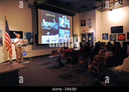 Das Goddard Space Flight Center der NASA war 2010 Gastgeber der International Observate the Moon Night. Teilnehmer weltweit beobachteten den Mond mit Teleskopen und lernten durch öffentliches Engagement über Mondmerkmale, Weltraumwissenschaften und Astronomie. Stockfoto
