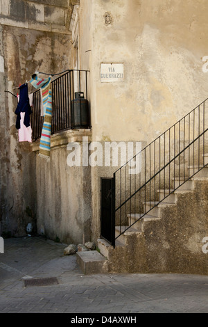 Modica, Italien, Wäsche hängt zum Trocknen auf dem Balkon Stockfoto